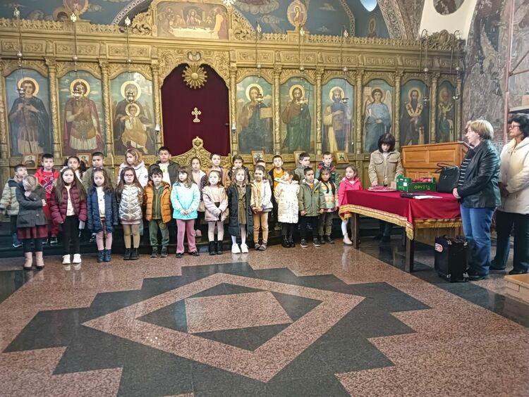 Малчугани от Първомай изнесоха празнични програми в църквата