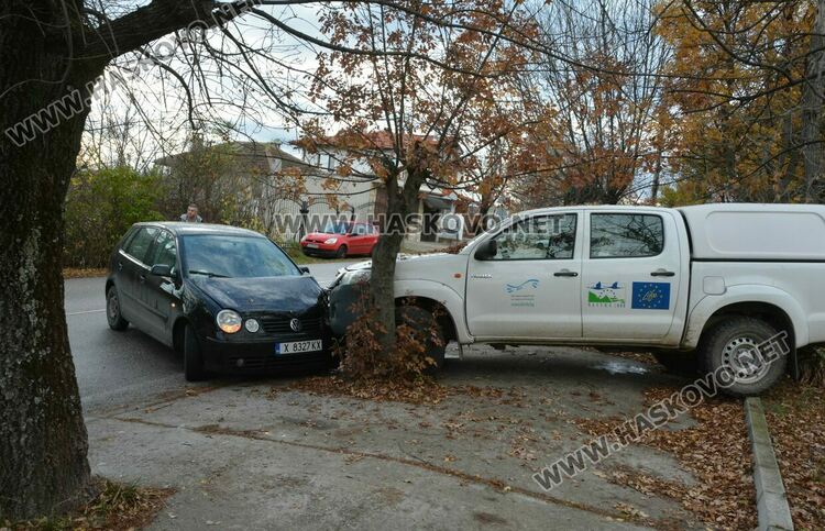 Млада шофьорка заби колата си в паркиран пикап по пътя за Кенана