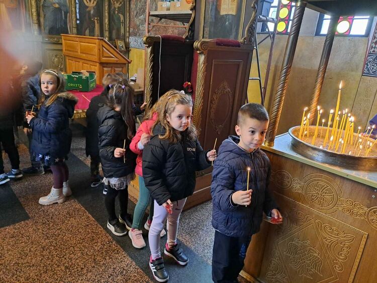 Малчугани от Първомай изнесоха празнични програми в църквата