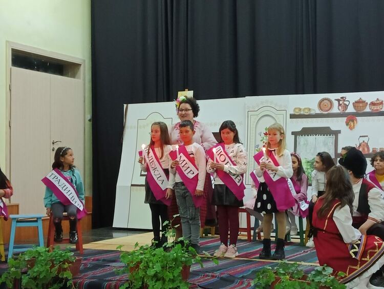 Дебърските ученици имат нова сцена