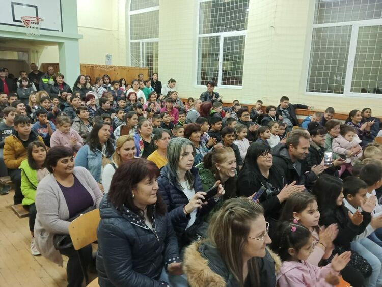 Дебърските ученици имат нова сцена