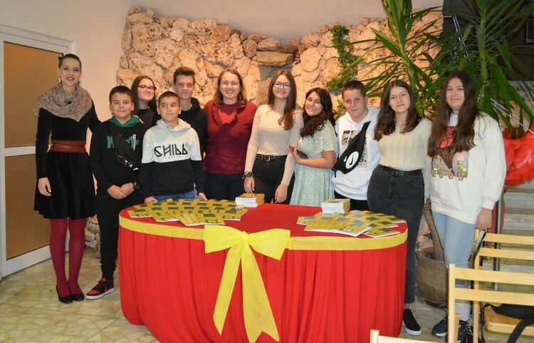 Доброто днес: Ученици написаха книжка с приказки, художничка с първа изложба в кметството на село