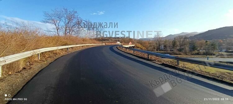 Асфалтират пътя за Дамбалъ от разклона за Груево