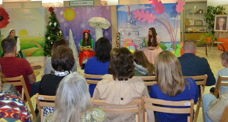 Доброто днес: Ученици написаха книжка с приказки, художничка с първа изложба в кметството на село