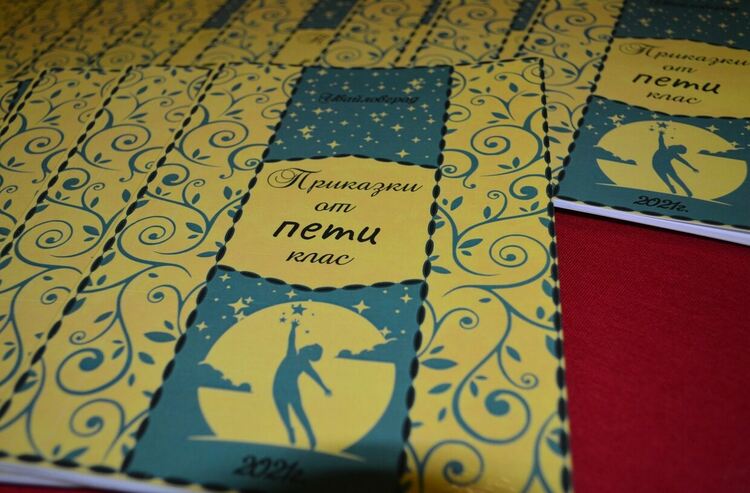 Доброто днес: Ученици написаха книжка с приказки, художничка с първа изложба в кметството на село