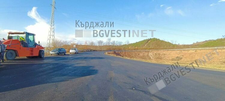 Асфалтират пътя за Дамбалъ от разклона за Груево