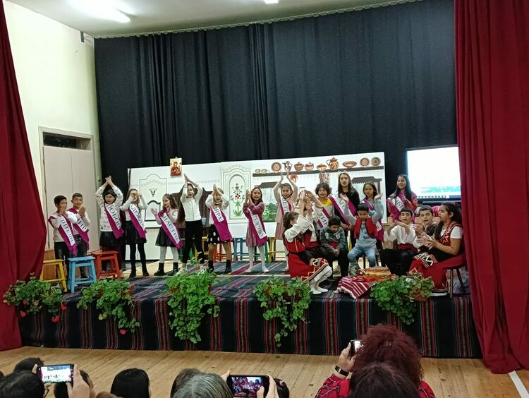 Дебърските ученици имат нова сцена