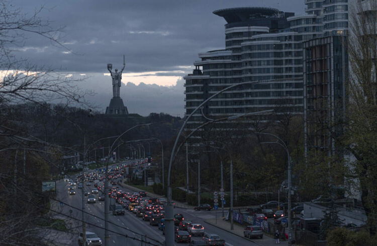 Украйна може да остане на тъмно до пролетта. Зеленски призова украинците да пестят ток