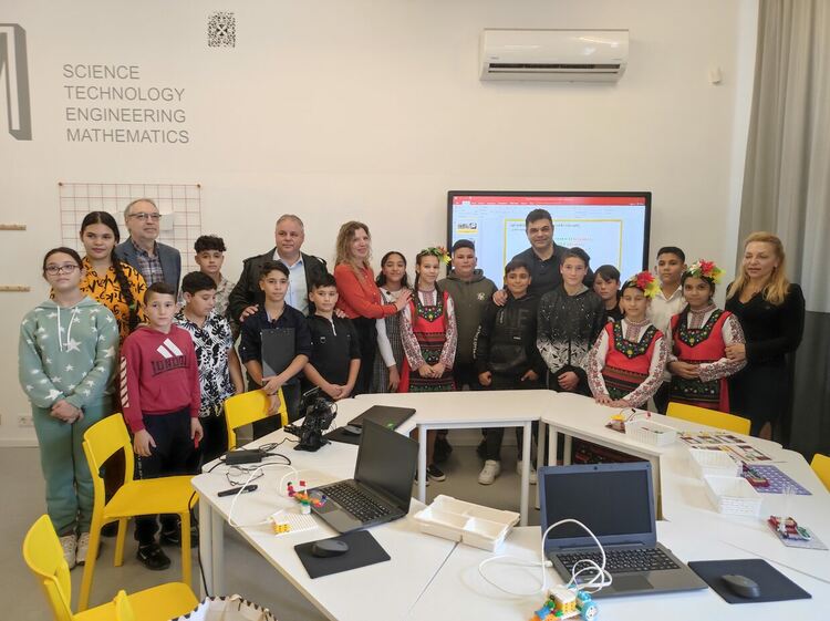 STEM център изградиха в училището в гр. Меричлери