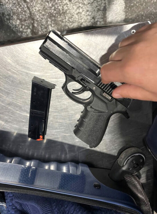 Откриха незаконни пистолети и бойни патрони в кола