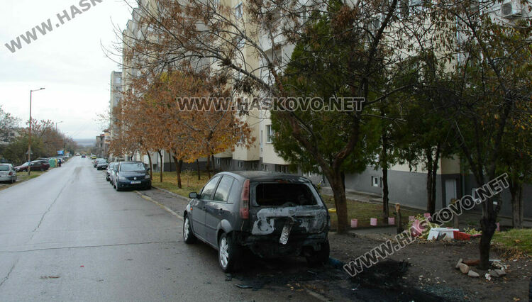 Собственичката на изгорялата кола предполага, че палежът е поръчков