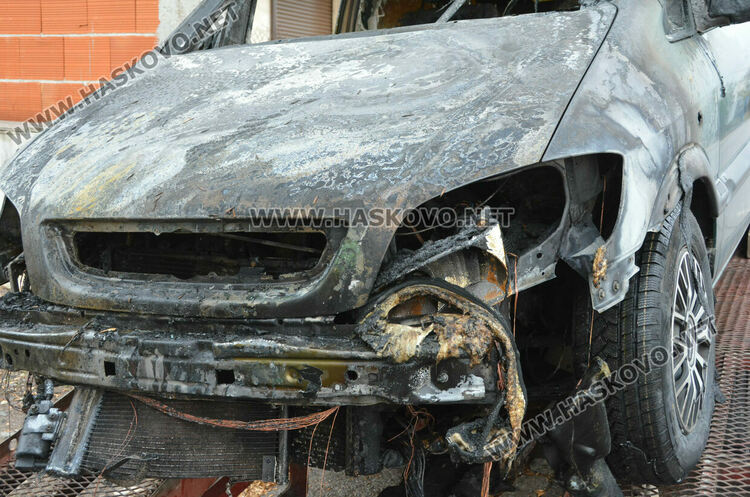 Собственичката на изгорялата кола предполага, че палежът е поръчков