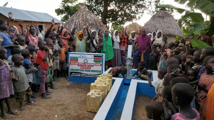 ЗА ПРИМЕР! Пожарникари от Рудозем дариха за кладенец в Африка, откриха го с пищна веселба