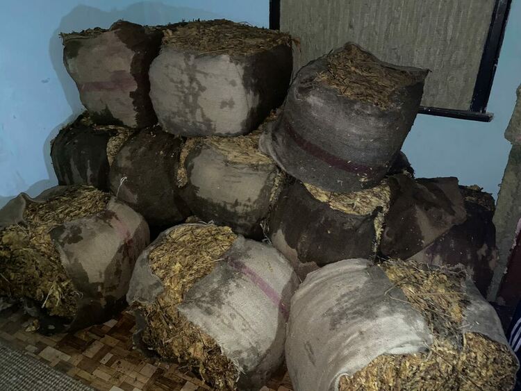 Икономическа полиция и първомайски полицаи задържаха двама мъже с 300 кг тютюн