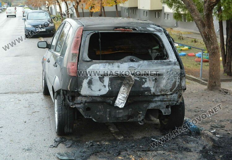 Собственичката на изгорялата кола предполага, че палежът е поръчков