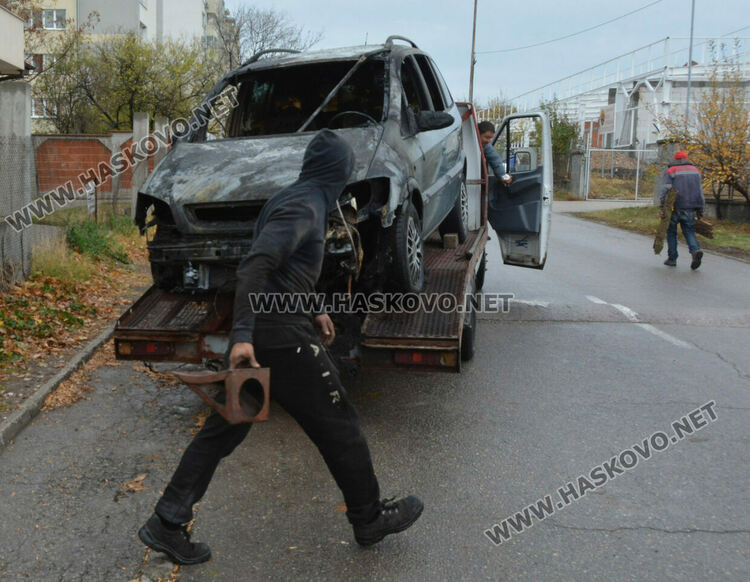 Собственичката на изгорялата кола предполага, че палежът е поръчков