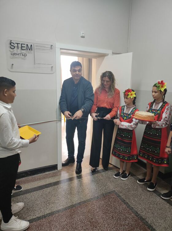 STEM център изградиха в училището в гр. Меричлери