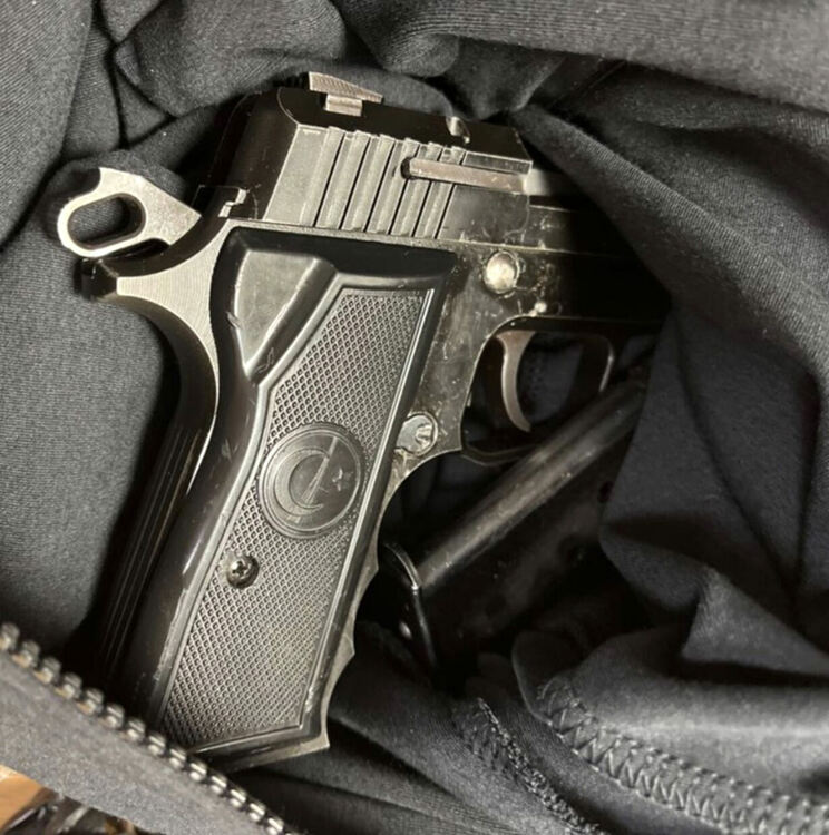 Откриха незаконни пистолети и бойни патрони в кола