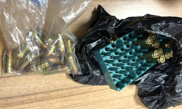 Откриха незаконни пистолети и бойни патрони в кола