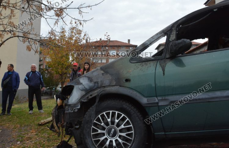 Собственичката на изгорялата кола предполага, че палежът е поръчков