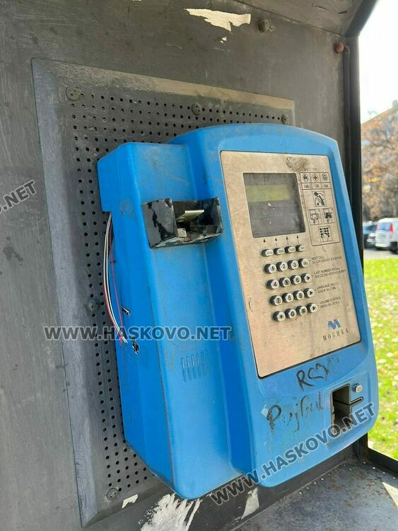 Читател: Изпочупени улични телефони загрозяват Хасково и пречат на пешеходци