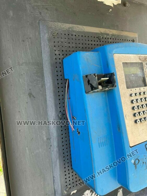 Читател: Изпочупени улични телефони загрозяват Хасково и пречат на пешеходци