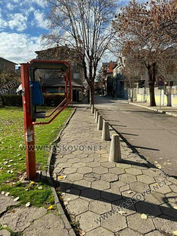 Читател: Изпочупени улични телефони загрозяват Хасково и пречат на пешеходци