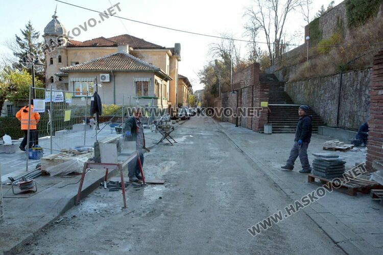 Подходът към монумента на Богородица започва да придобива нов облик