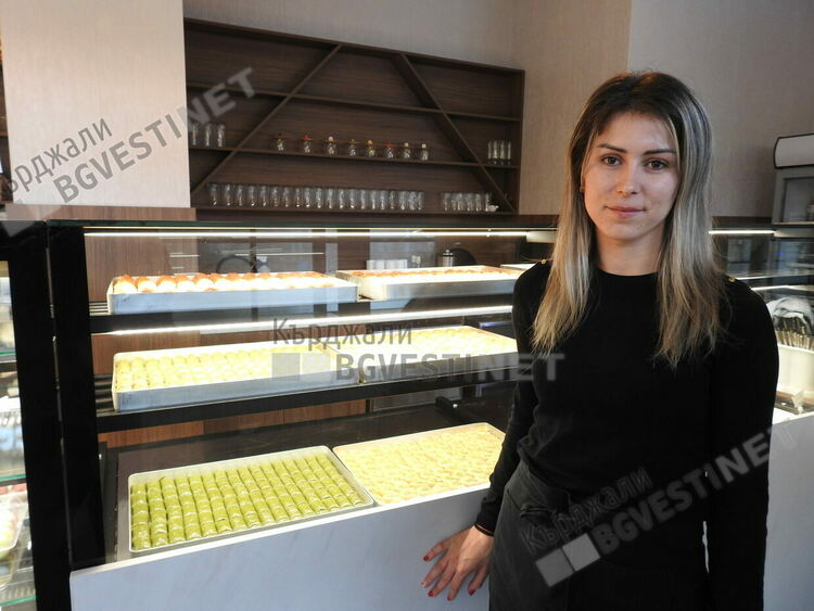 Баклави, приготвени по вековна традиция, предлага сладкарница Merisimo в Кърджали,тайната на рецептите пазят сладкари от Турция