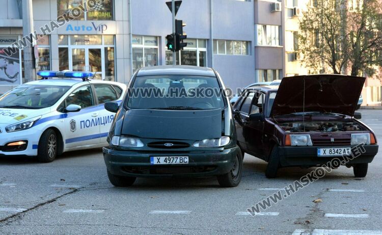 Жена пострада при катастрофа между Лада и Форд в Хасково