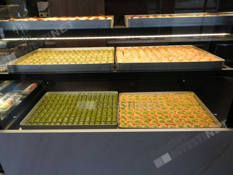 Баклави, приготвени по вековна традиция, предлага сладкарница Merisimo в Кърджали,тайната на рецептите пазят сладкари от Турция