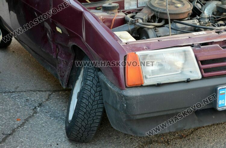 Жена пострада при катастрофа между Лада и Форд в Хасково
