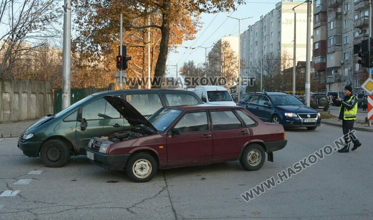 Жена пострада при катастрофа между Лада и Форд в Хасково