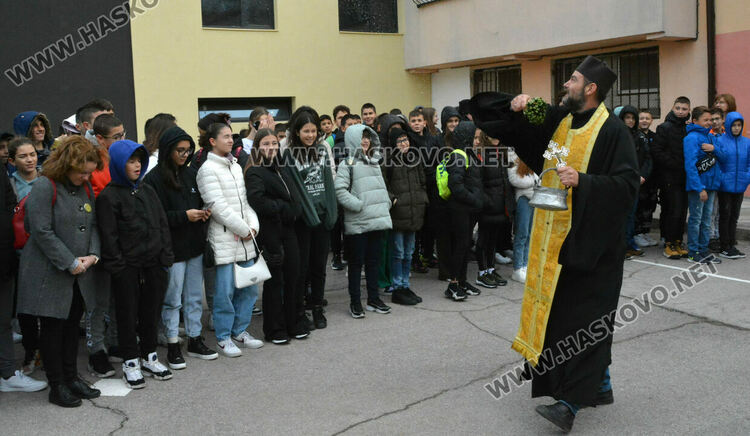„Климент Охридски“ чества патронен празник с водосвет, шествие и концерт 