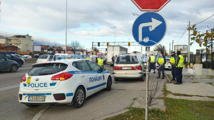 Задържаха нова група нелегални мигранти на входа на София