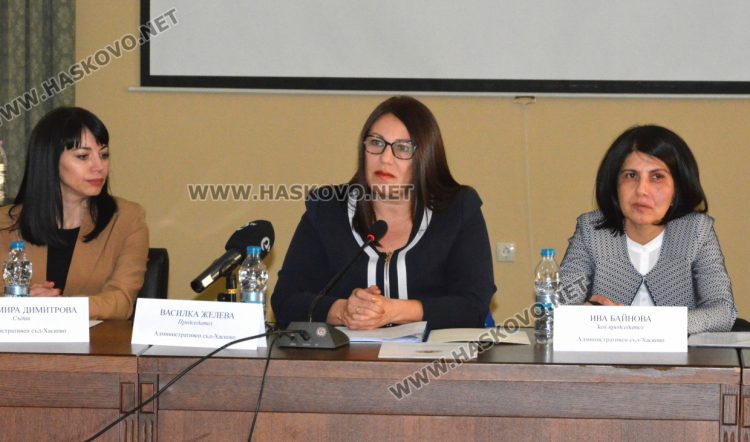 Василка Желева (в средата)