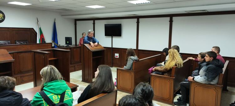 Ученици от СУ "Св.Св. Кирил и Методий"-Смолян посетиха Административния съд 