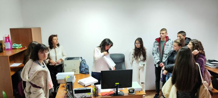 Ученици от СУ "Св.Св. Кирил и Методий"-Смолян посетиха Административния съд 