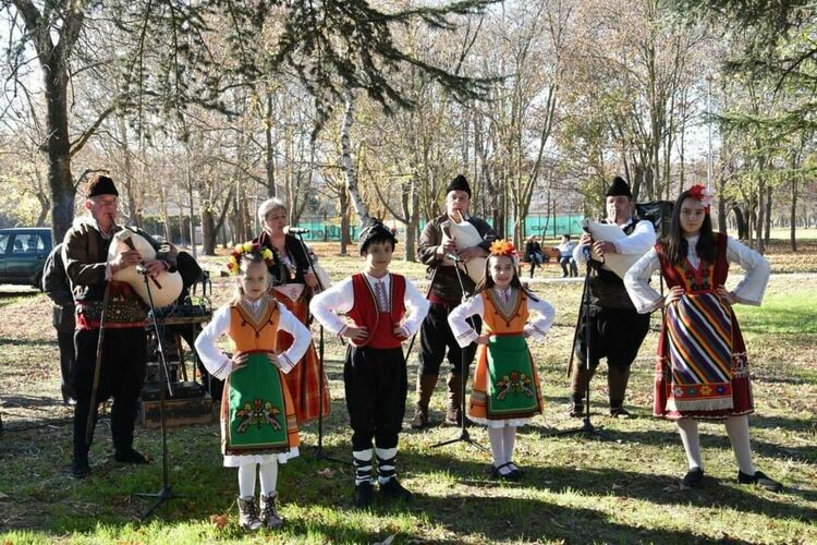 32-ма се включиха в празника на „Домашното червено вино“