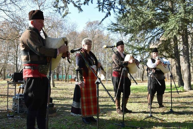 32-ма се включиха в празника на „Домашното червено вино“