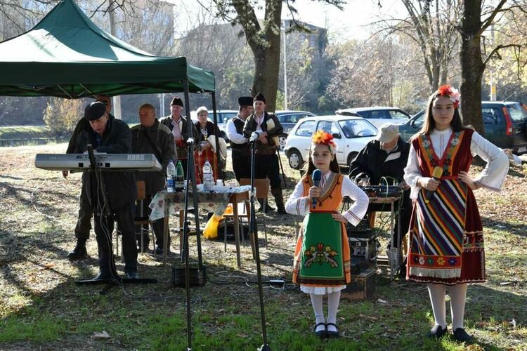 32-ма се включиха в празника на „Домашното червено вино“