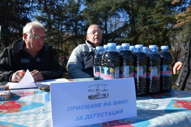 32-ма се включиха в празника на „Домашното червено вино“