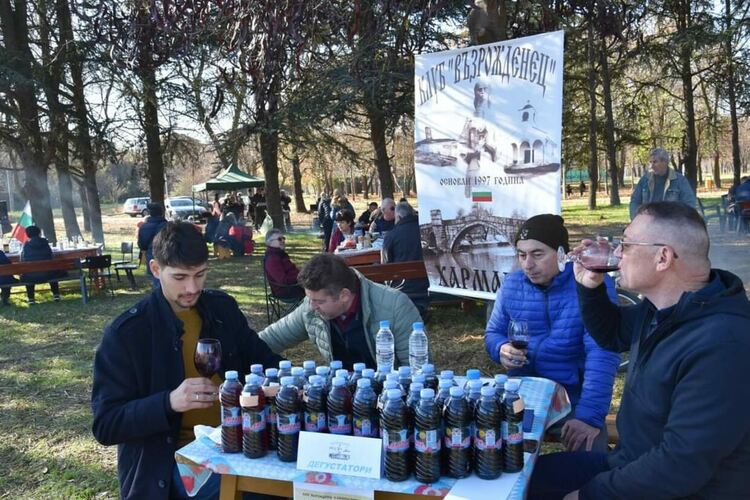 32-ма се включиха в празника на „Домашното червено вино“