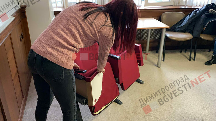 Иво Димов: доставените столове за театъра не бих ги сложил дори в къщи, а камо ли в представителна културна институция