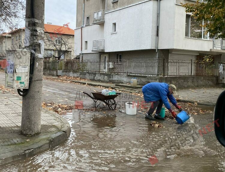 Голямата ВиК авария е отстранена, съседи задружно заработиха, за да предотвратят щети по дворове и къщи