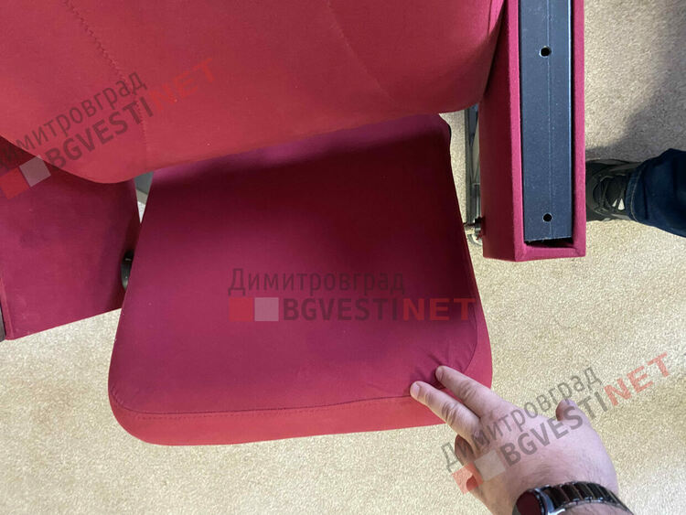 Иво Димов: доставените столове за театъра не бих ги сложил дори в къщи, а камо ли в представителна културна институция