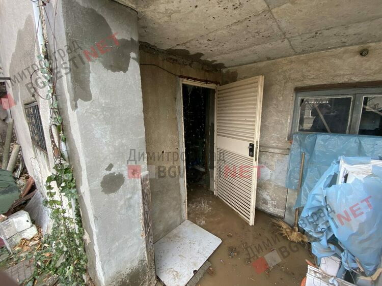 Голямата ВиК авария е отстранена, съседи задружно заработиха, за да предотвратят щети по дворове и къщи