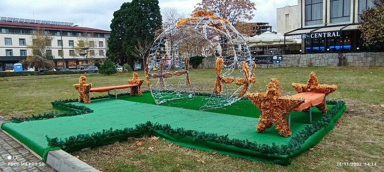 Дядо Коледа вече очаква малчуганите на Кърджали пред Общината