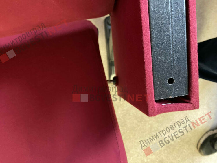 Иво Димов: доставените столове за театъра не бих ги сложил дори в къщи, а камо ли в представителна културна институция