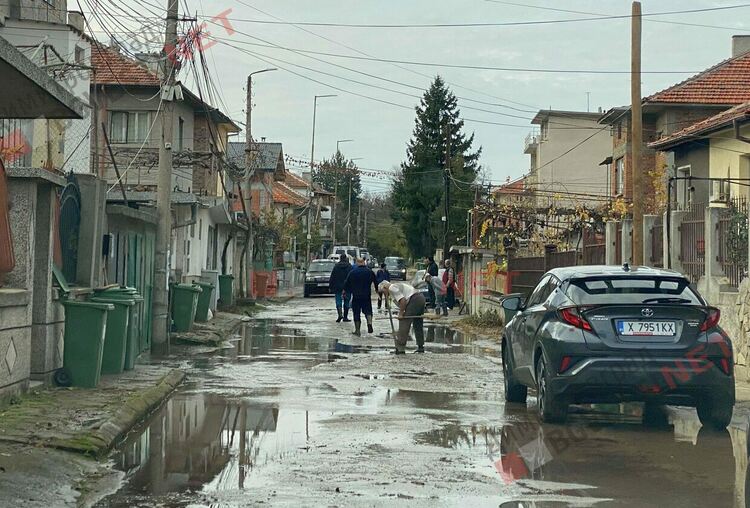 Голямата ВиК авария е отстранена, съседи задружно заработиха, за да предотвратят щети по дворове и къщи